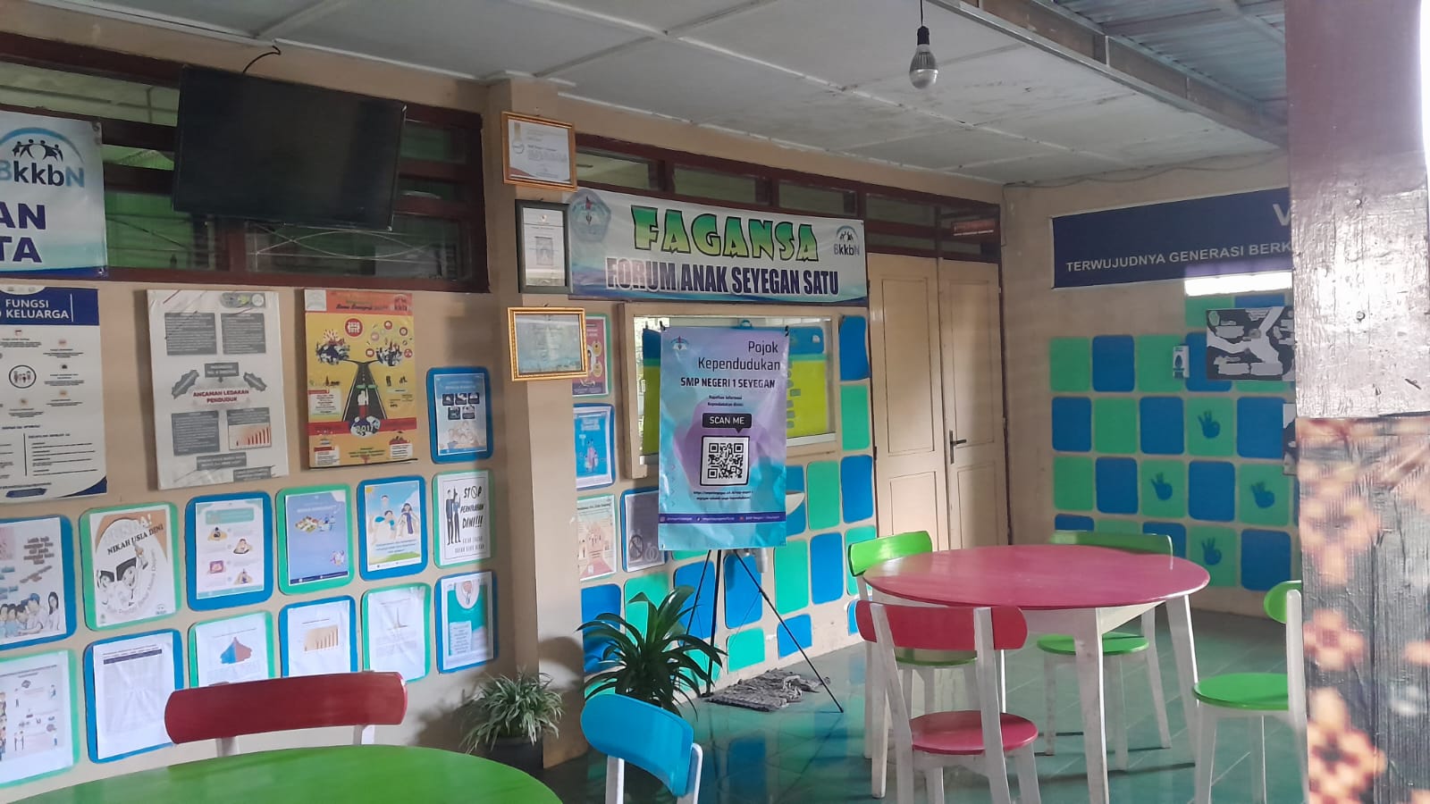 PERAN POJOK KEPENDUDUKAN DI SMP NEGERI 1 SEYEGAN DALAM MENINGKATKAN MINAT MEMBACA SISWA